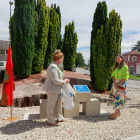 Cristina Ayala y Rebeca Huertos inauguran la glorieta en honor a Faustino Mijangos, policía burgalés asesinado en 1935.