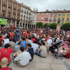 Aficionados en la Plaza Mayor para ver el España-Francia