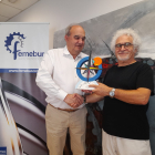 Andrés Hernando recibe el premio de Feliciano González.