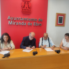 Firma del convenio entre el Ayuntamiento de Miranda y la Cámara de Comercio.