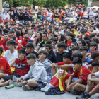 Imagen de aficionados en la Plaza Mayor durante el partido de semifinales.