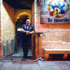 El pub La Guarida, regentado por Chechu, es todo un clásico del rock en Las Llanas.