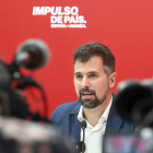 El secretario general del PSOECyL, Luis Tudanca, comparece ante la prensa para analizar la situación política de Castilla y León.