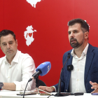 El portavoz socialista en el Ayuntamiento de Burgos, Daniel de la Rosa, junto al secretario general del PSOECyL, Luis Tudanca, en rueda de prensa.