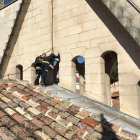 Dos bomberos revisan una cubierta de la Catedral.