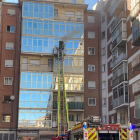 Los Bomberos intervienen en el incendio en la calle San Nicolás.