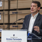 El presidente de la Junta de Castilla y León, Alfonso Fernández Mañueco, durante la inauguración del ramal de Kronospan.