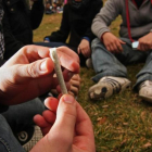 Jóvenes consumiendo drogas
