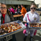 Reparto de pinchos en Las Candelas 2023.