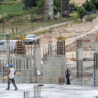 Trabajadores en las obras de construcción de un edificio residencial en Burgos.