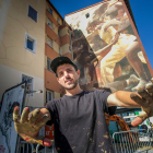 Guido Palmadessa posa justo delante de la nueva obra de arte urbano que se puede visitar en Burgos, en la plaza Hortelanos.