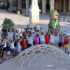 Los niños realizaron una cúpula con piezas de plástico.