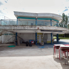 Exterior del edificio central de las piscinas de El Plantío. En la imagen se observa su falta de conservación.