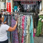 El pequeño comercio de Burgos saca sus productos a la calle para aprovechar al máximo la campaña veraniega de rebajas.