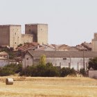 Imagen de la nave con el alcázar de fondo.