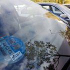 Vehículo con el distintivo de la DGT 'ECO' aparcado en una calle de Burgos.