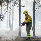 Medios aéreos y terrestres intervienen en el incendio.