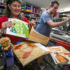 Sara y Víctor, de la librería Dina 4, preparan pedidos de libros de texto para diferentes centros escolares.