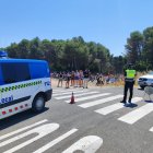 Un agente de la Policía Local vigila el tráfico en uno de los pasos de cebra de Aranda.