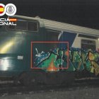 Uno de los trenes vandalizados con pintadas.