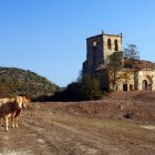 Vista de Huidobro, con la cubierta de la iglesia caída antes de la restauración.