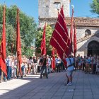 Saludo de los estandartes de otros municipios al pendón del pueblo anfitrión de la Fiesta de la Merindad de Río Ubierna.