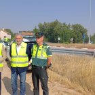 El subdelegado del Gobierno en Burgos, Pedro de la Fuente, junto al jefe provincial de Tráfico, Raúl Galán, y el capitán del subsector de tráfico de la Guardia Civil, Juan Antonio Jiménez.