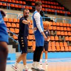 Salva Camps le da instrucciones a Rodrigo Seoane durante el entrenamiento del martes.