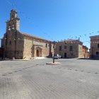 Plaza de Torrepadre engalanada durante las fiestas en honor de San Esteban, al que se consagra su iglesia.