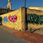 Grafitis en una tapia en el centro de Villagonzalo.