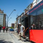 Un hombre mayor desciende de un autobús en Gamonal.