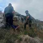 El menor bebe agua después de ser localizado por dos de los agentes en una ladera del desfiladero de Pancorbo.