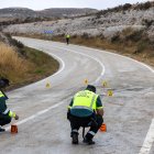 Agentes de la Guardia Civil de Tráfico, en el lugar del accidente.