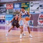 Gonzalo Corbalán busca a quien pasar la pelota durante el partido en Benavente.