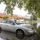 El estacionamiento junto al centro comercial Camino de la Plata se convirtió en una balsa de agua tras la tromba.