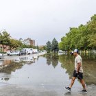 Balsa de agua en el aparcamiento junto al centro comercial del Camino de la Plata en Burgos.