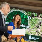 Carmen Hernando (Fundación Caja de Burgos) y Carlos NIño (concejal Medio Ambiente) han presentado la nueva edición de Jardines con Encanto.