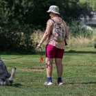 Una mujer y su mascota pasean por las riberas del río Arlanzón, en la capital burgalesa.