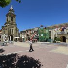 Imagen de la plaza, con el Ayuntamiento a la derecha.