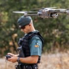 Un agente de la Guardia Civil pilota uno de los drones que posee la Comandancia de Burgos.