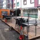 Terraza de hostelera en zona de aparcamiento en la calle Federico Olmeda, de Burgos.