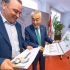 El director provincial de Educación, José Antonio Antón, junto al delegado territorial de la Junta en Burgos, Roberto Saiz, en la presentación de los datos del curso escolar.