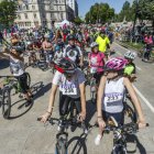 Salida de la Bicicletada solidaria de Adacebur desde el paseo de la Sierra de Atapuerca.