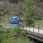 En la imagen uno de los autobuses turísticos que sí llegan a Ura.