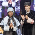 Visha Ferrer, tras ser investida doctora honoris causa por la UBU, junto al rector, Manuel Pérez Mateos.