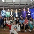 Foto de familia en el Edificio Nexo de participantes en la jornada de Tecnología, Talento y Futuro.