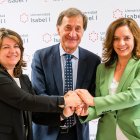 María del Pilar Olalla, Alberto Gómez Barahona y Mónica Pérez Villegas durante la firma del convenio.