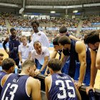 Salva Camps da instrucciones a sus jugadores.