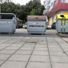 Un ciudadano utiliza uno de los contenedores de basura, ubicados en la vía pública en Burgos.