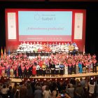 Foto de familia en la ceremonia de graduación.